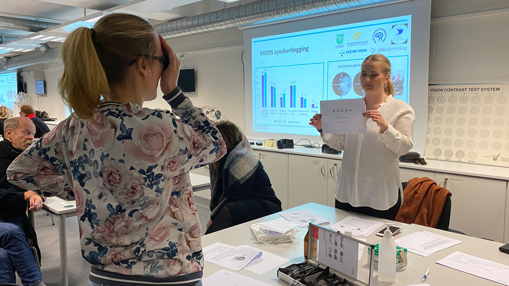 Ingrid Jøssang fra Norges Blindeforbund tester synet til Hulda Breen fra Helse Førde under workshop på USN campus Kongsberg.