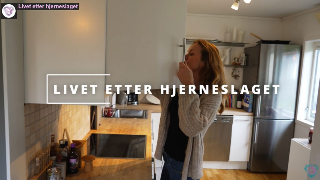 Bildet viser hovedperson Lin Iren Giske Andersen på kjøkkenet. Skjermdump fra filmen "Livet etter hjerneslaget".