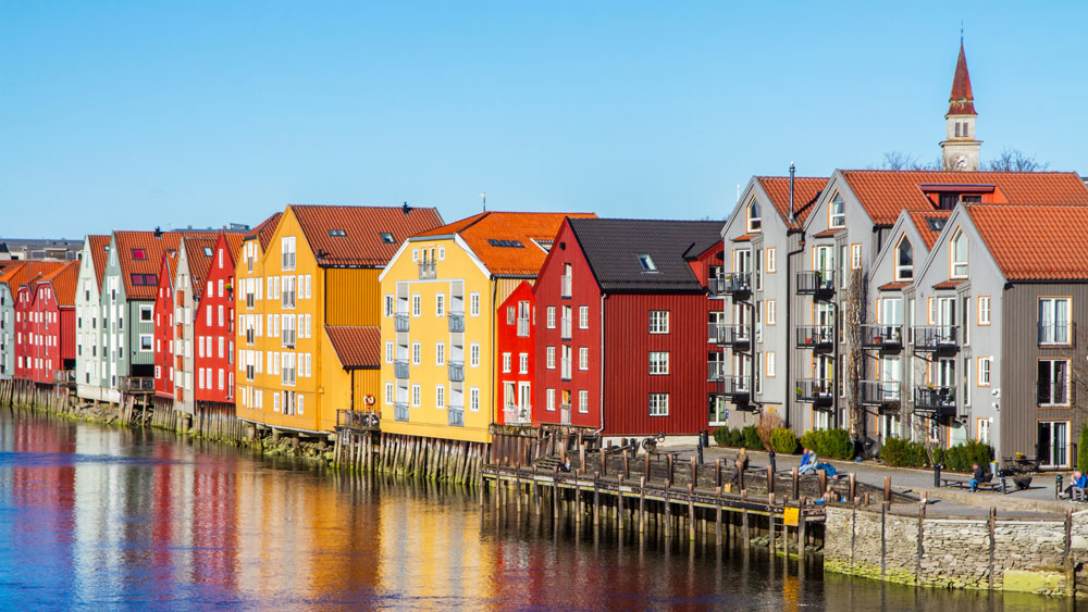 Bilde av Nidelva i Trondheim med de fargeglade bryggehusene som speiler seg i vannet